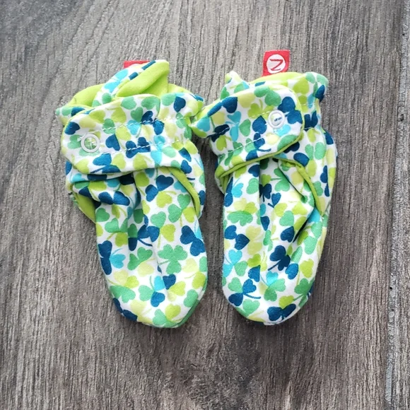 Zutano 3 months green and blue shamrock print booties w/ adjustable snaps - Picture 1 of 5